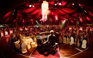 Schimpp im Spiegelzelt